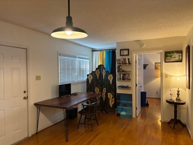 Building Photo - Fully furnished 1 bedroom 1 bath garage ap...