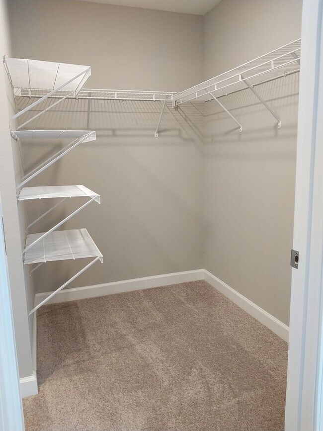 Building Photo - Gorgeous 3 Bedroom 2.5 Bath Townhome