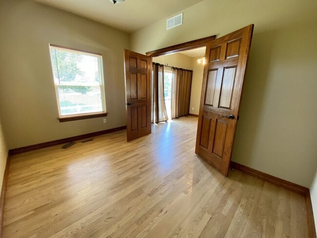 Building Photo - Spacious 4 bed 3.5 Bath in Maple Hill!
