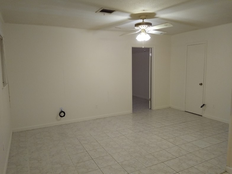 Den - 1404 Benton St