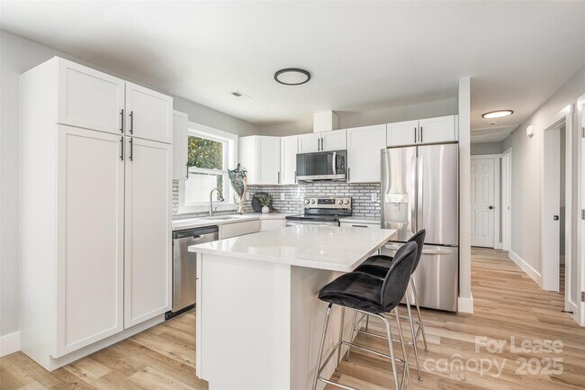 Building Photo - 3208 Clearview Dr