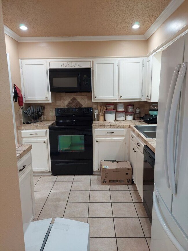 Building Photo - 3/1 Fenced yard Pet Friendly Gladewater ISD