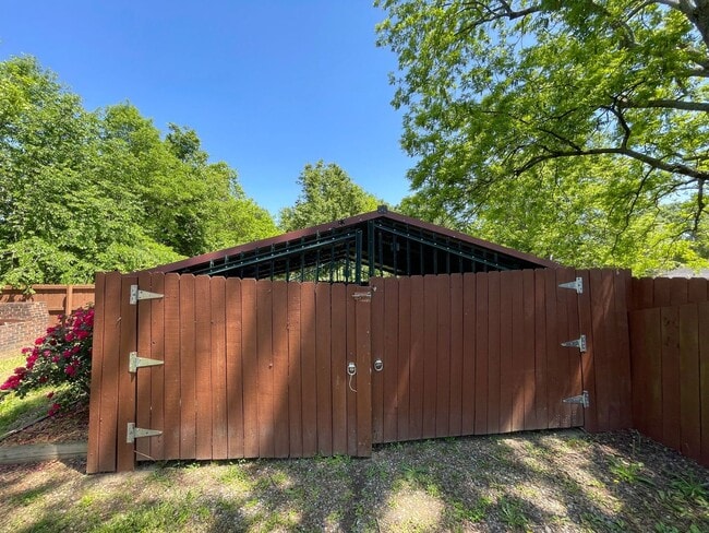 Building Photo - 4 bedroom 2 bathroom pet friendly house!
