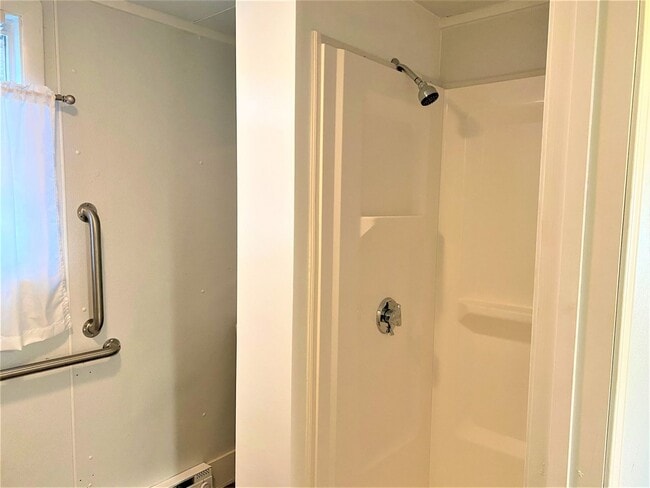 Building Photo - ****Warwick/Oakland Beach – Waterfront Single Family Home - $1,750****