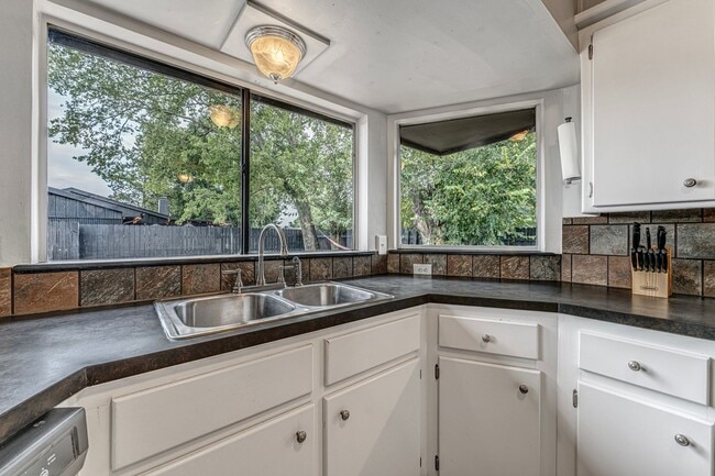 Building Photo - Fully Furnished Rental