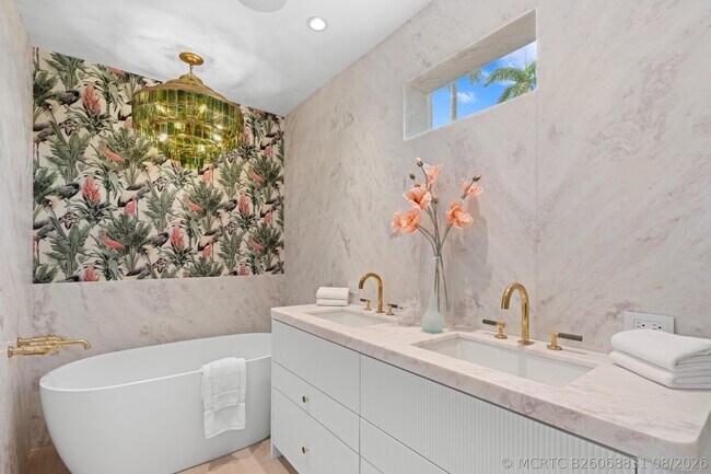 Building Photo - 255 Royal Poinciana Way