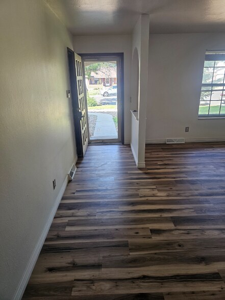 Building Photo - 2046 S Newark Way