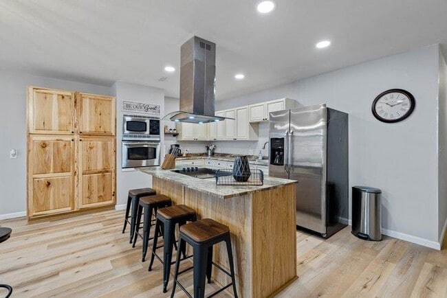 Building Photo - 308 E Broadway St