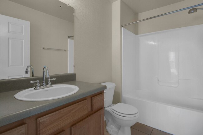 Building Photo - Spacious 2B/2B Condo near Beach in the Heart of Destin!