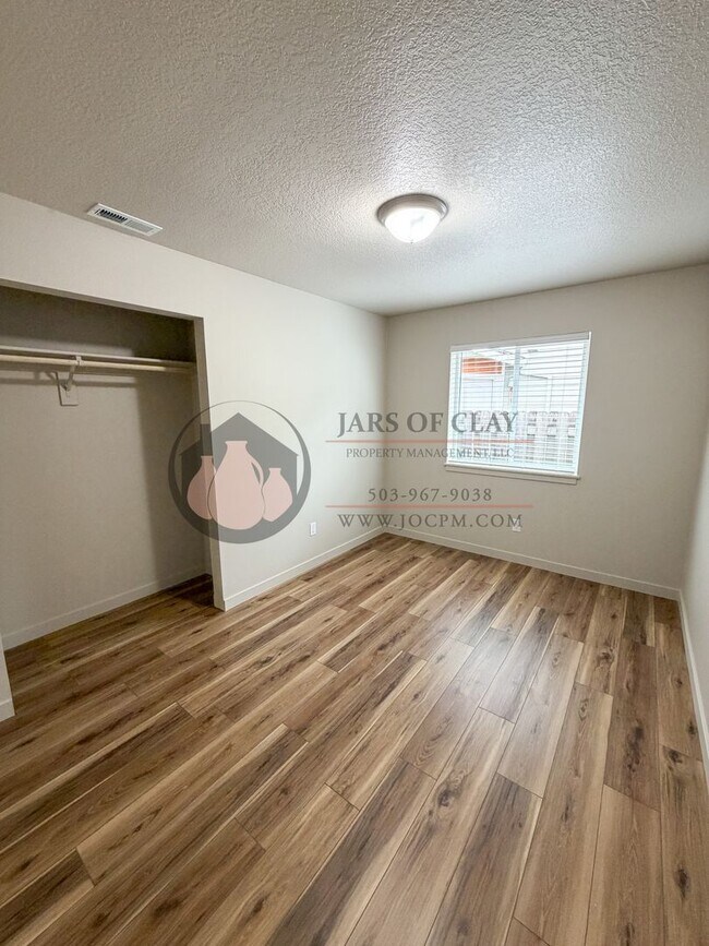 Building Photo - 1010/1012 NW Highlands Loop