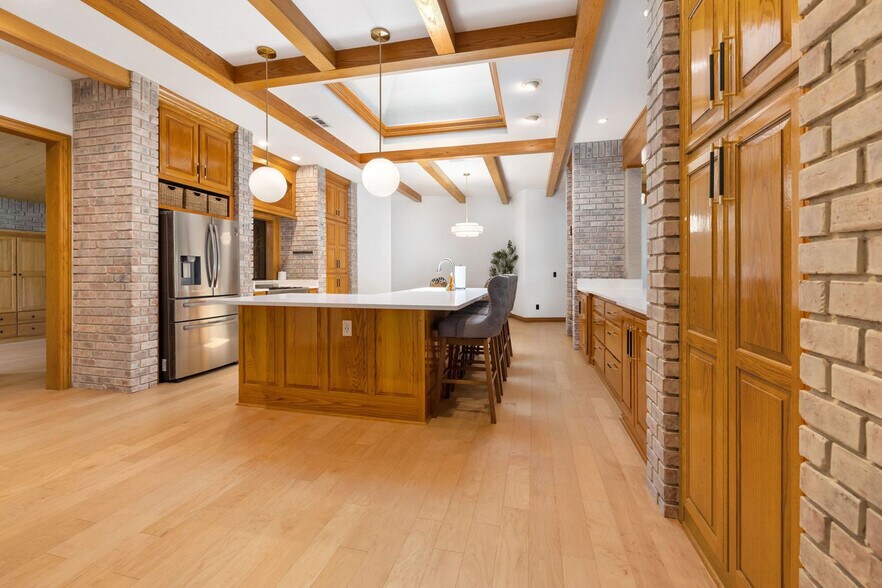 Building Photo - 10 Spring Valley Dr