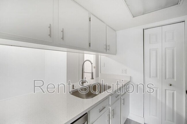 Building Photo - 4928 W Gandy Blvd