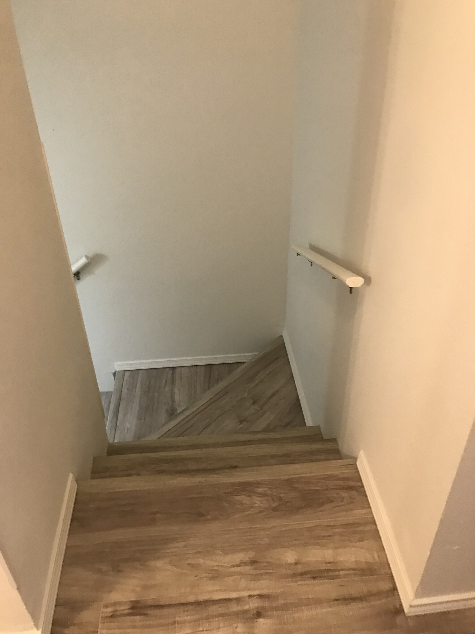 Stairs - 5750 Golf Hts