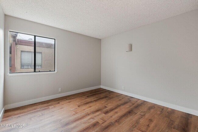 Building Photo - 2955 Lakeside Dr