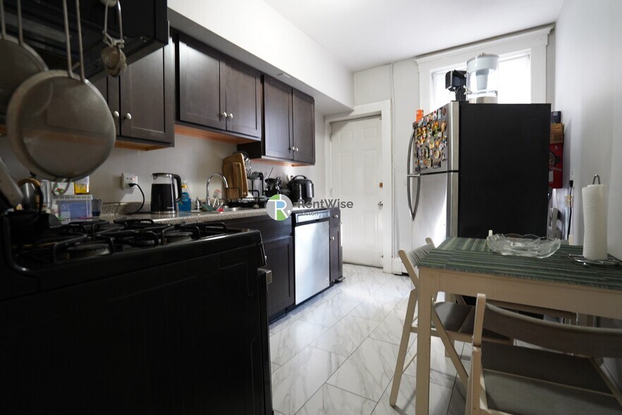 Building Photo - 81 Empire St