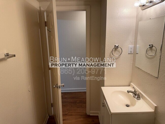 Building Photo - 436 E Red Bud Rd