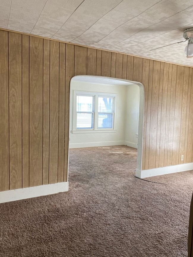 Building Photo - Single Family Home Bungalow-two bedroom/one bath-laundry