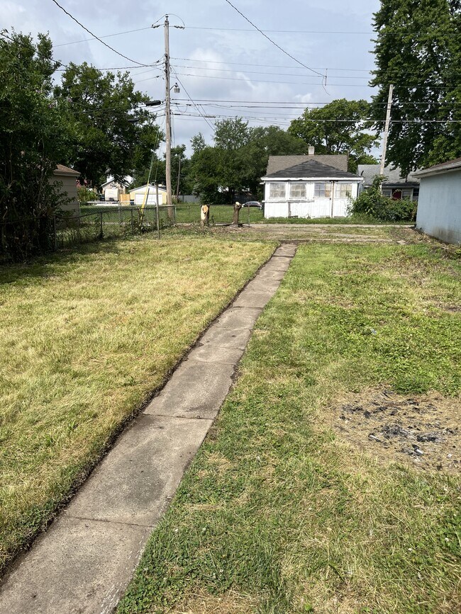 Building Photo - 145 Boltin St