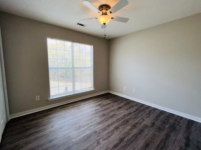 Building Photo - Northgate district! 4 bed/2.5 full bath, newly renovated, large lot, approx 2500 sqft, 2 car gara...