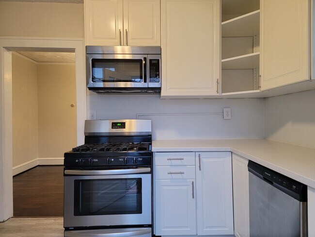 Building Photo - 67 Greenbriar Ave