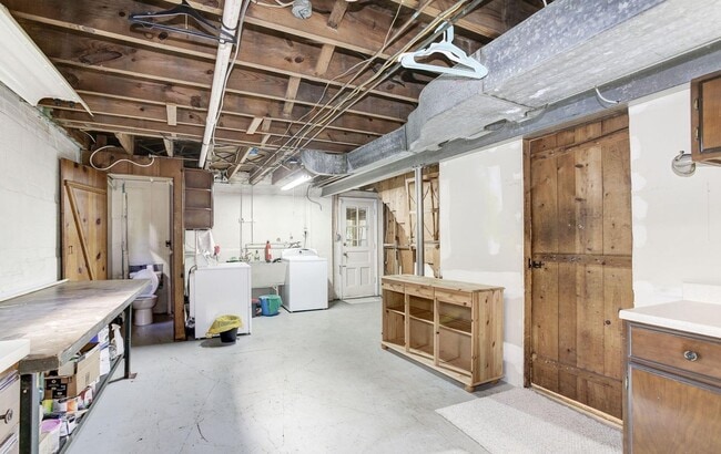 Building Photo - Absolutely Gorgeous Rambler in Great Location!