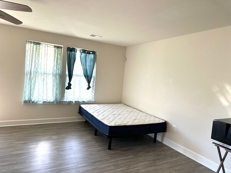 Building Photo - 8773 Elsing Green Dr