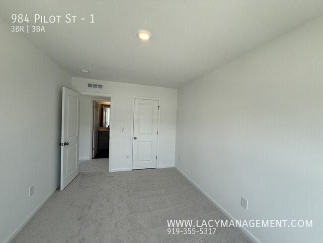 Building Photo - 984 Pilot St