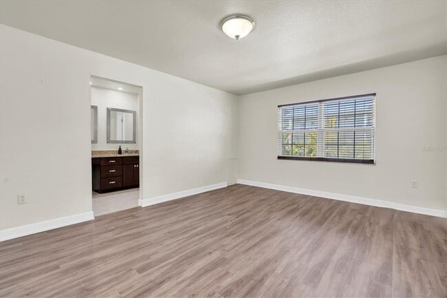 Building Photo - 701 Poinsettia Rd