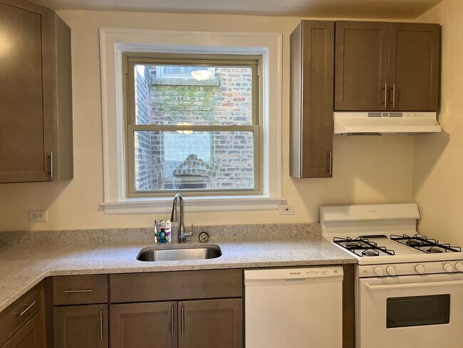 Building Photo - 2047-2049 W Berwyn Ave