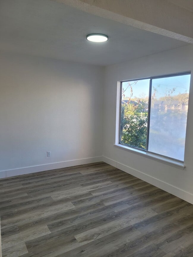 Building Photo - FOR RENT!! CUTE AND COZY 1 BEDROOM 1 BATHROOM WATER VIEW CONDO (MOVE IN SPECIAL)..