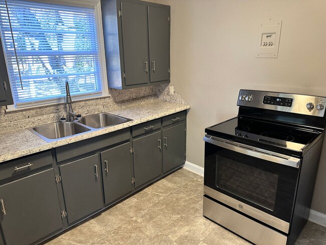 Building Photo - Adorable Home Near NoDa & Plaza Midwood!