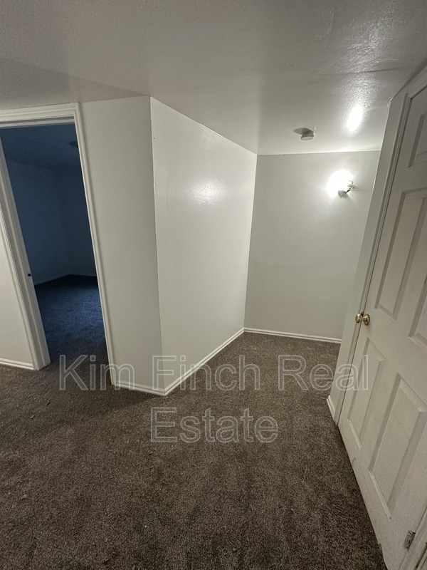 Building Photo - 826 750 W