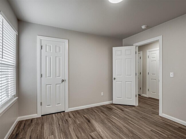 Building Photo - 206 Gray St