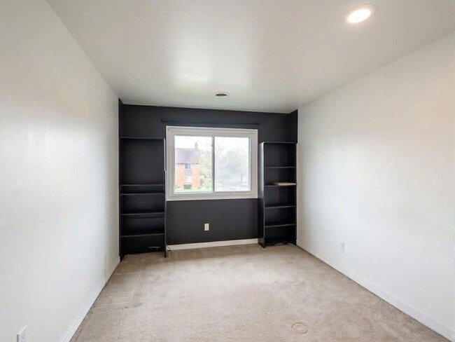 Building Photo - 2003 W 45th St