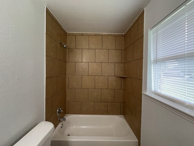 Building Photo - 112 Mesa Dr