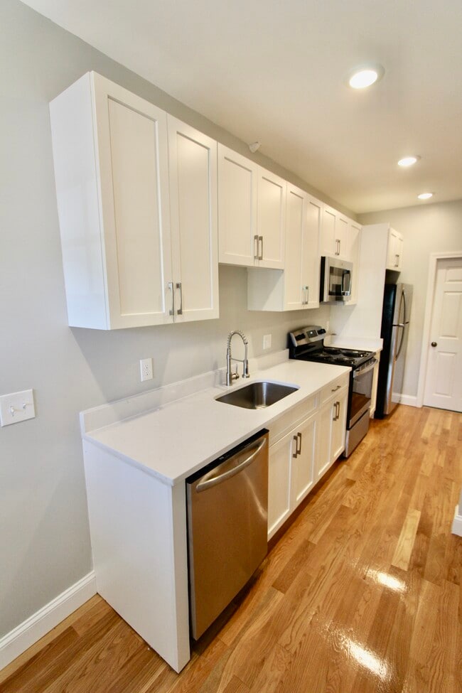 Building Photo - 246 Main St