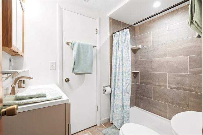 Building Photo - 1008 Heron Ct
