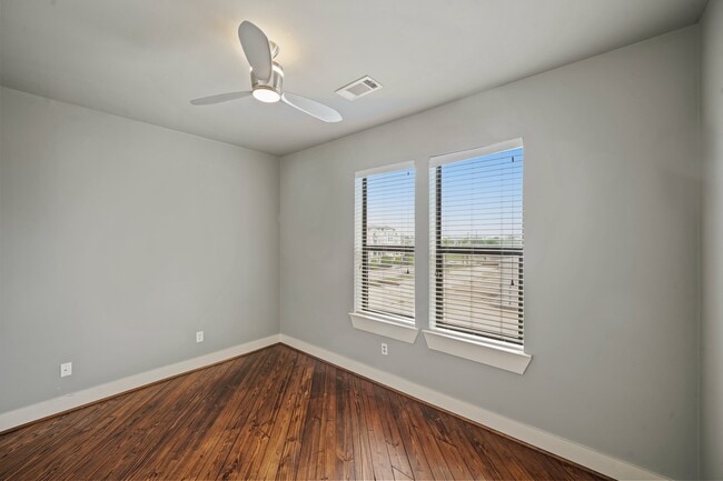 Building Photo - 1813 Dart St