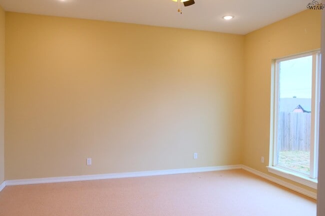 Building Photo - 20 Edwards Way