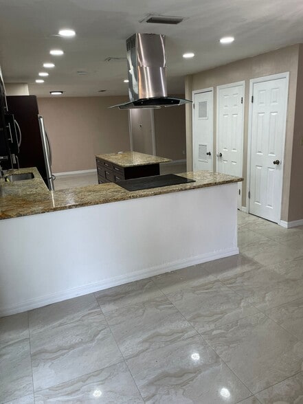 Building Photo - 1704 NW 39th Ter
