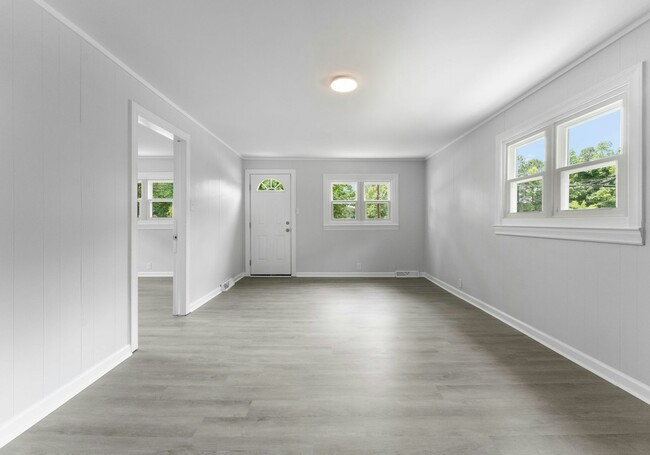 Building Photo - 901 Skyland St