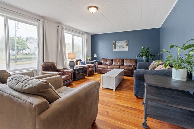 Building Photo - Spacious 4BR Turn-of-the-Century Charmer in the Heart of Bremerton!