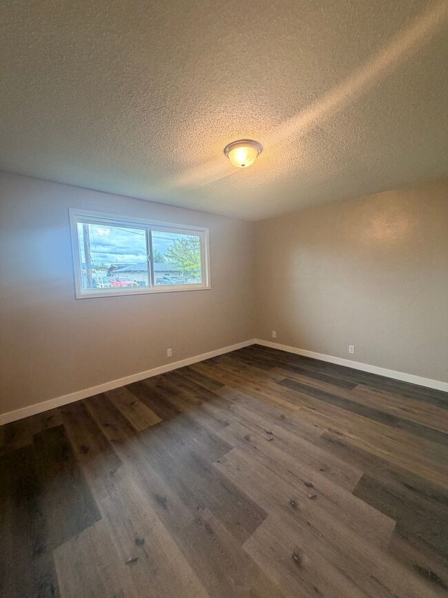 Building Photo - 2-Bedroom 1-Bathroom Duplex in Springfield