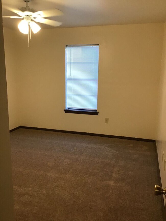 Building Photo - 2359 Elm Park Dr