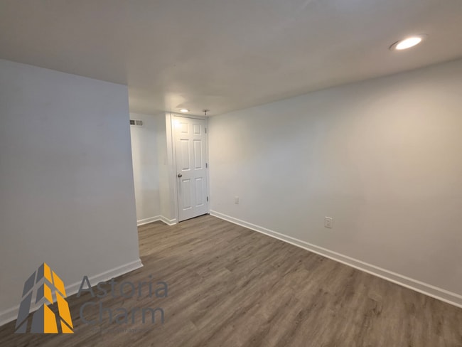 Building Photo - 3 Bedroom End Unit with Finished Basement and Fenced Yard on E 28th Street