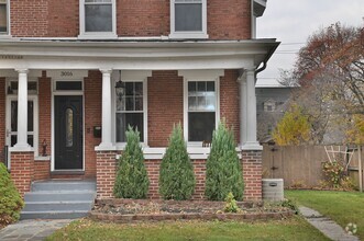 Building Photo - Beautiful 4 Bedroom on 2nd w/ Parking!