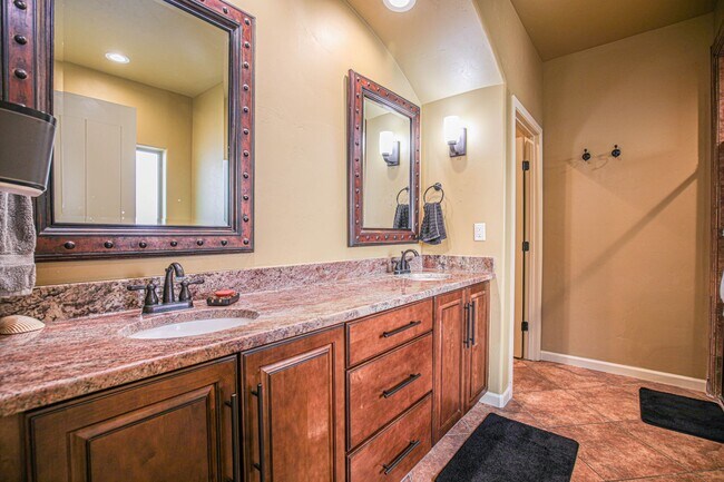 Building Photo - Beautiful 4 Bed 2 Bath - Dogs Allowed!