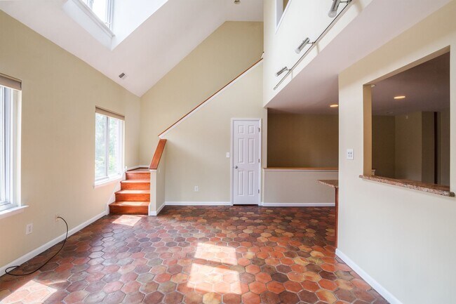 Building Photo - Beautiful Three Bedroom in Washington Square West