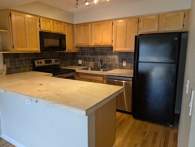 Building Photo - "Charming 2-Bed, 2-Bath Condo in Englewood...