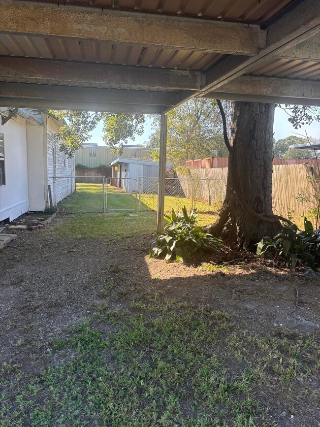 Building Photo - 121 St Landry St